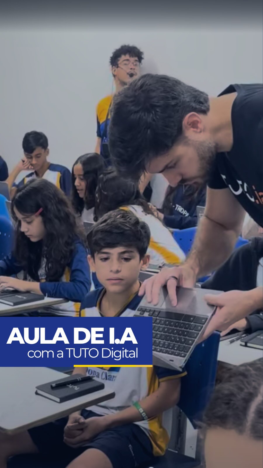 Professor em registro de aula da Aulatena